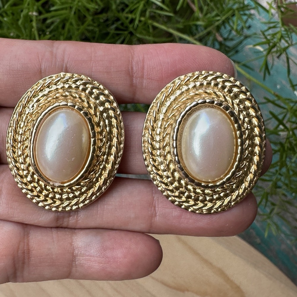 Vintage 1980s Clip Earrings 1.375 Inch Faux Pearls Rope Edge Gold Plated Elegant